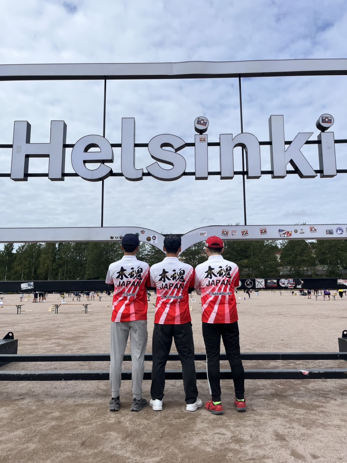 Helsinkiのサインを背にコートを見つめる木魂ジャパン